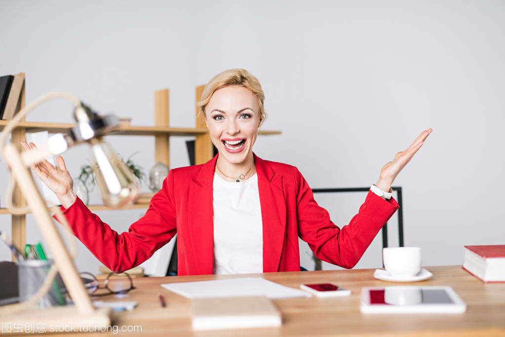 職場(chǎng)快樂(lè)女實(shí)業(yè)家畫(huà)像