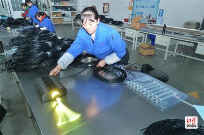 四川匯源塑料光纖公司,工人正在展示光纖產品。
