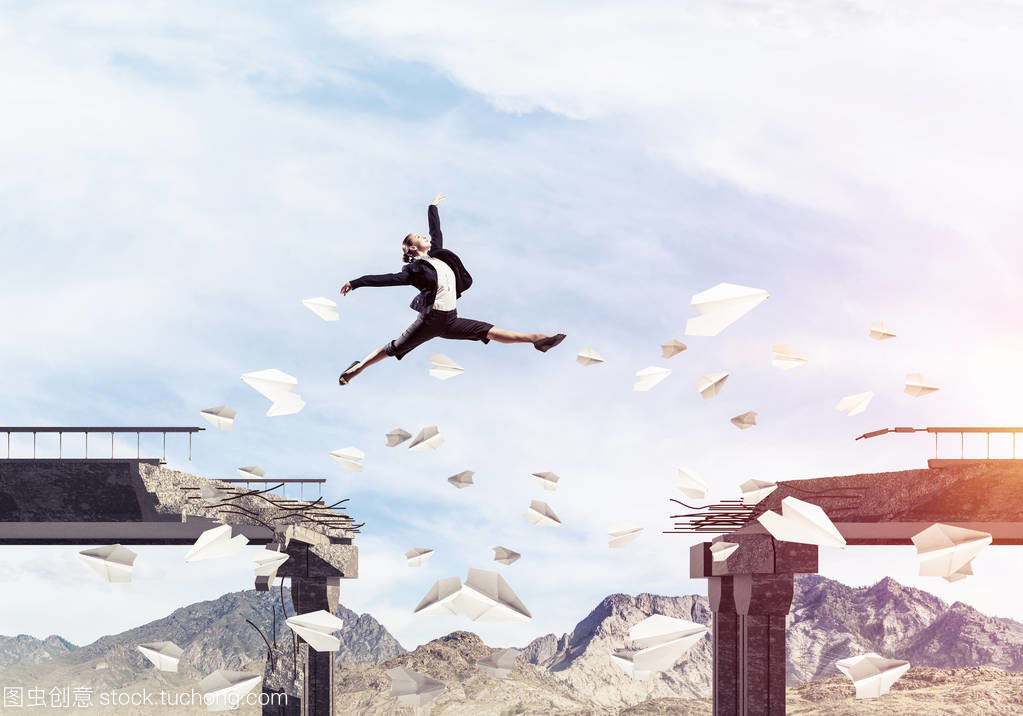 作為克服挑戰的象征, 女實業家在飛紙飛機之間跳過橋梁。張以陽光和自然景觀為背景。3d 渲染