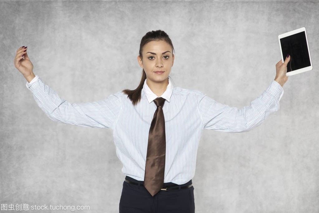 女實業家展示她的新平板電腦, 舉起手來作為 vic 的手勢